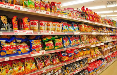 超市員工清理過期食品，守護(hù)市民“舌尖上的安全”